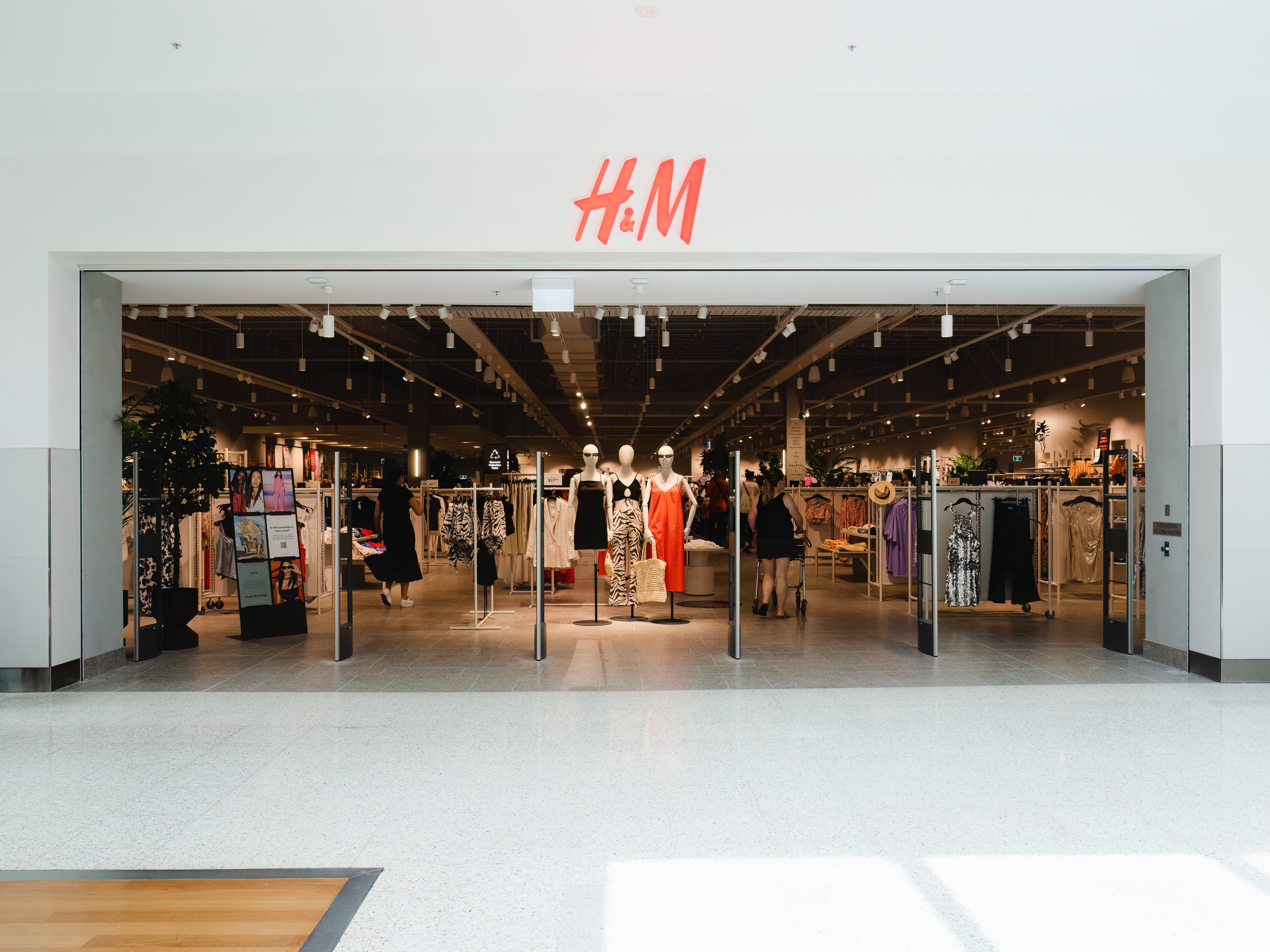 H&m hours outlet today